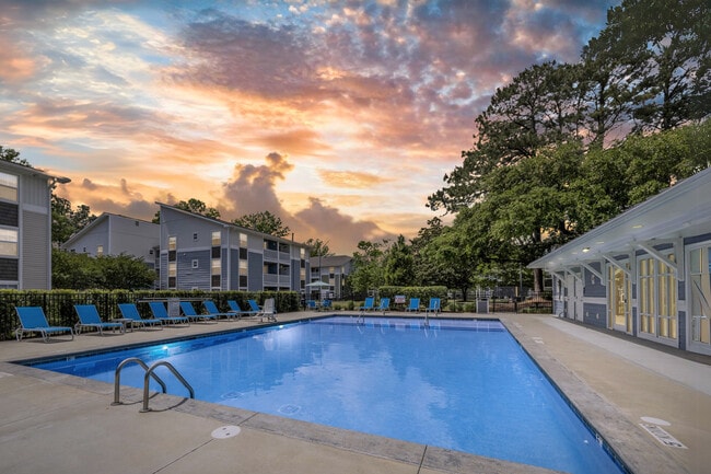 Área de piscina en Village Green Apartments en Wilmington, Carolina del Norte - Village Green Apartment Homes
