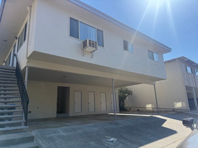 Building Photo - 130 Village Ct