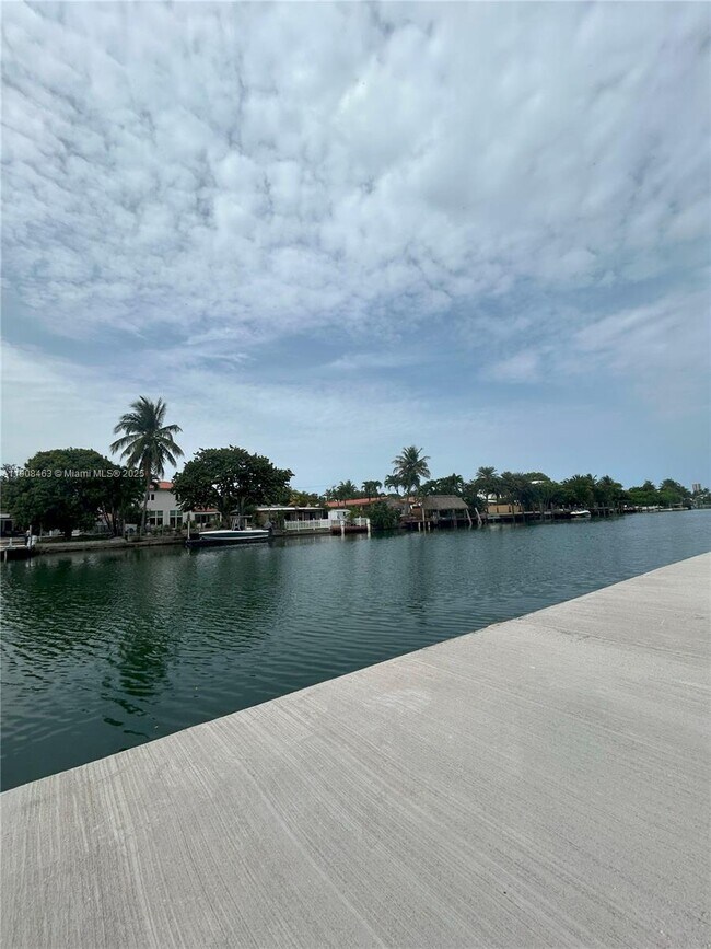 Foto del edificio - 1945 Calais Dr