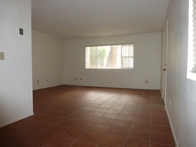 Foto del edificio - 700 W University Dr