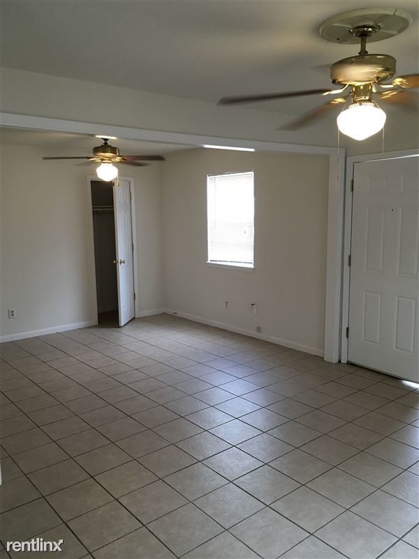 Foto del edificio - 3 br, 2 bath 4plex - 401 Manuel Dr D