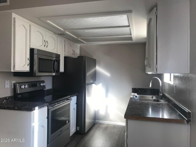 Building Photo - 3131 W Cochise Dr
