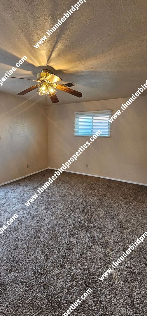 Building Photo - 2 bedrooms, 1 bath in North Valley