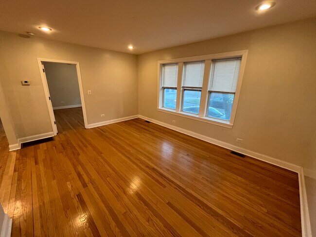 Foto del edificio - 3422 W Waveland Ave