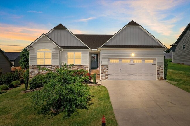 Building Photo - Lovely, Single Level, 3 Bedroom 2 Bath Home