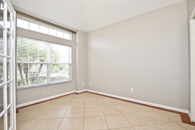 Building Photo - Gorgeous 4/2 Spacious Home with a Fenced B...