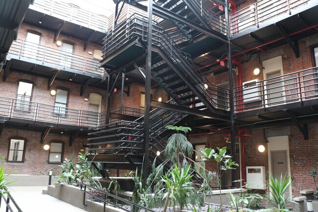 Building Photo - 187 Wayne St