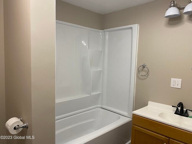 Foto del edificio - 56 Milton Ave