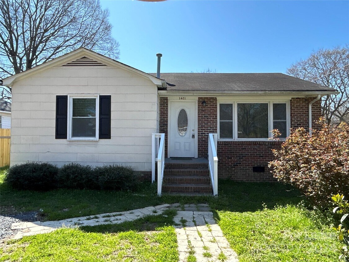 Primary Photo - 1621 N McFarland St