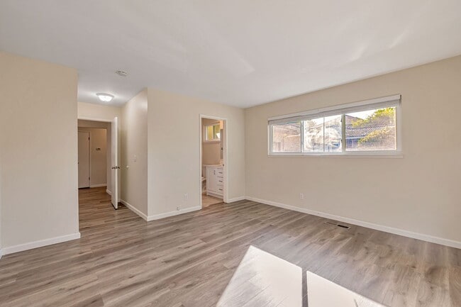Foto del edificio - Recently Remodeled Duplex with Private Bac...