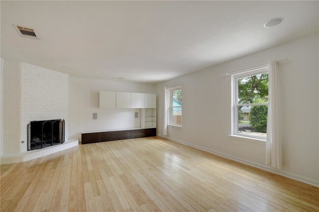 Building Photo - 302 Skyloop Dr