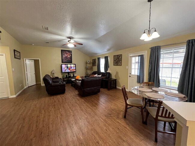 Building Photo - 16888 N Bob White Dr