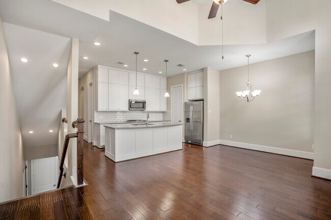 Building Photo - 11005 Acorn Falls Dr