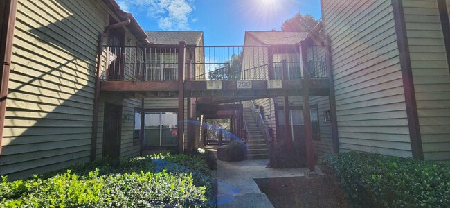 Building Photo - Room in Apartment on Cypress Pointe St
