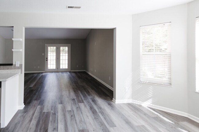 Foto del edificio - Knoxville 37921 - 2 bedroom, 2.5 bath Town...