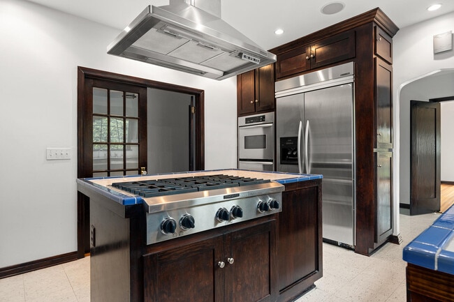 Building Photo - 407 N Orange Dr