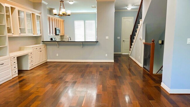 Building Photo - GORGEOUS Townhome in Inner Loop Gated Community **Ask about our NO CASH DEPOSIT option through OB...