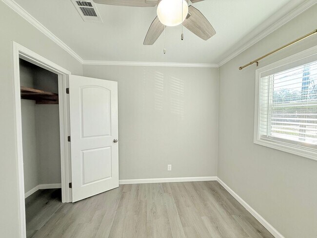 Building Photo - Fully Remodeled East Hill Cottage