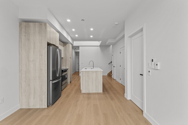 Building Photo - 6037 Boul De Maisonneuve O