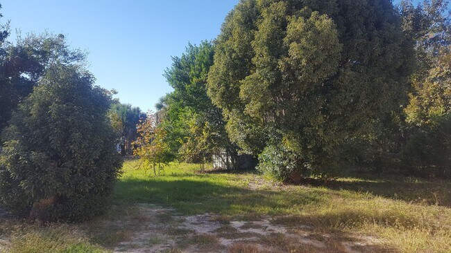 Foto del edificio - 3 bedroom one bath with garage