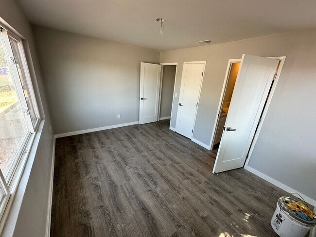 Foto del edificio - Fully renovated 4 bed 2 bath!