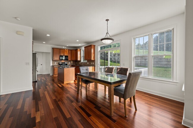 Building Photo - 5 Rolling Hills Dr