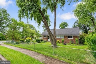 Building Photo - 2000 Longview Ct
