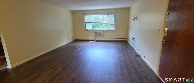 Foto del edificio - 285 High Path Rd