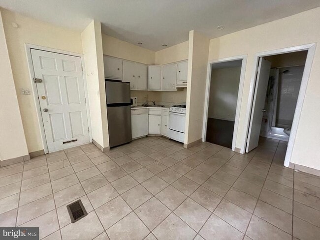 Building Photo - 261 Queen St