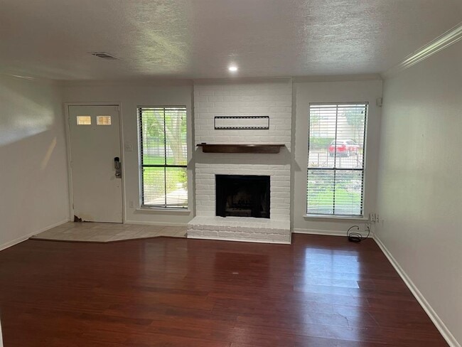 Foto del edificio - 17714 Kings Park Ln