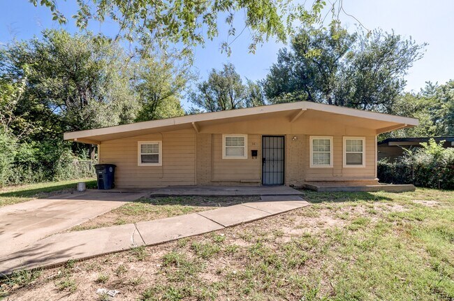 Building Photo - 4 bed/1 bed house! Coming Soon!