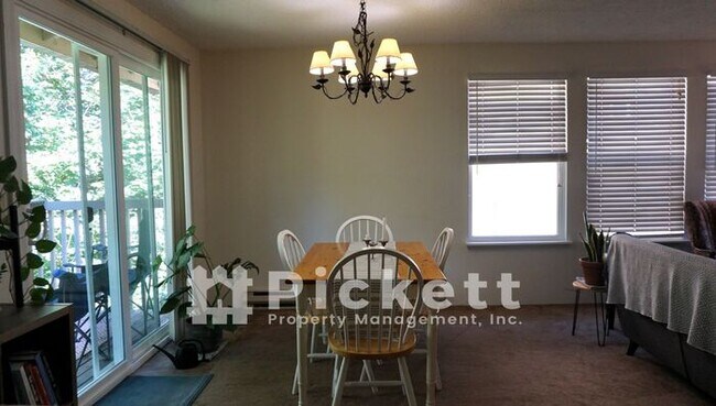 Building Photo - Well Kept 2-Bedroom Upstairs Duplex in Eas...