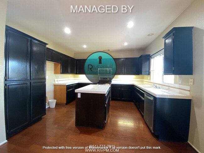 Building Photo - Spacious 4 Bed 2 Bath Pool Home Located Next Door to Ben Franklin Elementary School!