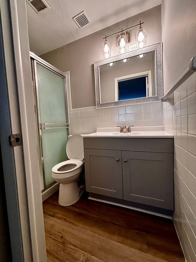Interior Photo - 3805-3817 Briar Pl