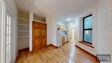 Building Photo - 814 10th Ave