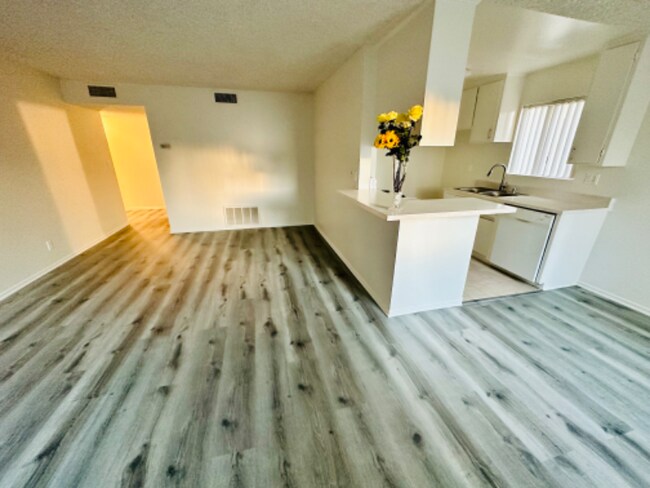 Foto del edificio - 4424 Woodman Ave