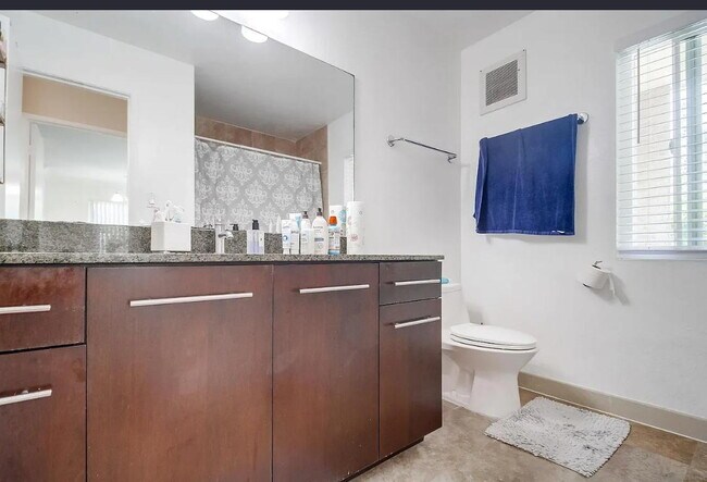 Foto del edificio - "Luxurious 1-Bed Waterfront Retreat with Elegant Hardwood & Marble Finishes in San Diego!"