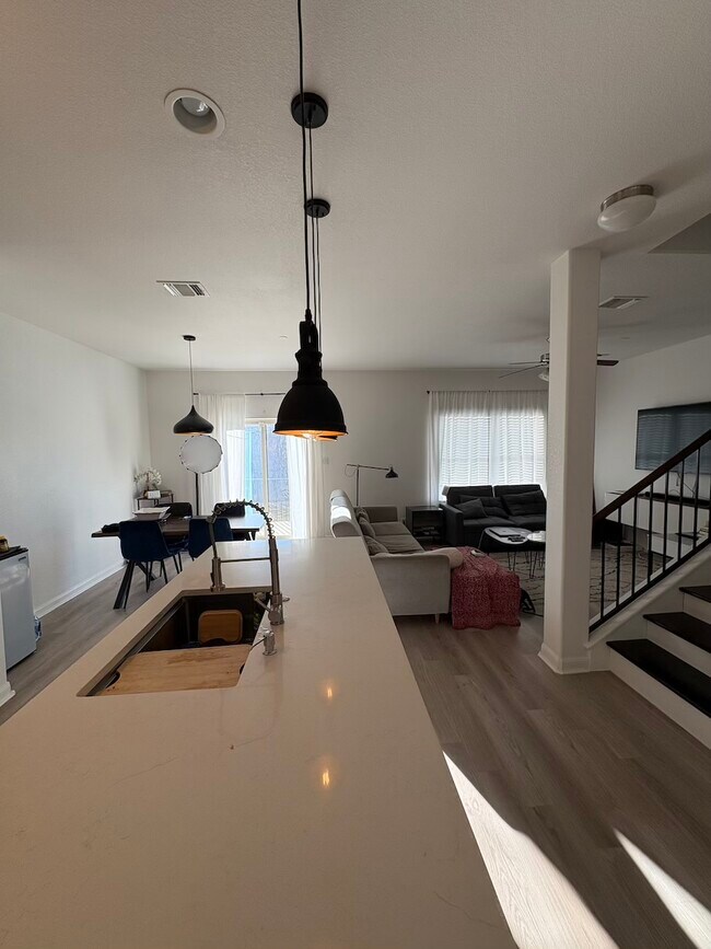 Building Photo - 1620 Bryant Dr