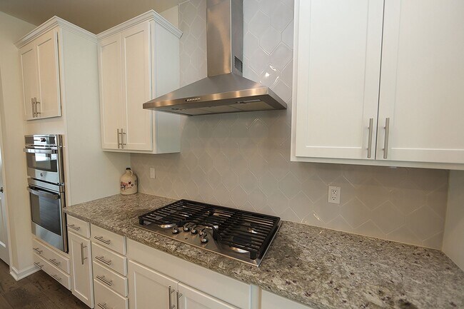 Foto del edificio - Highly Upgraded Townhome in Superb North R...
