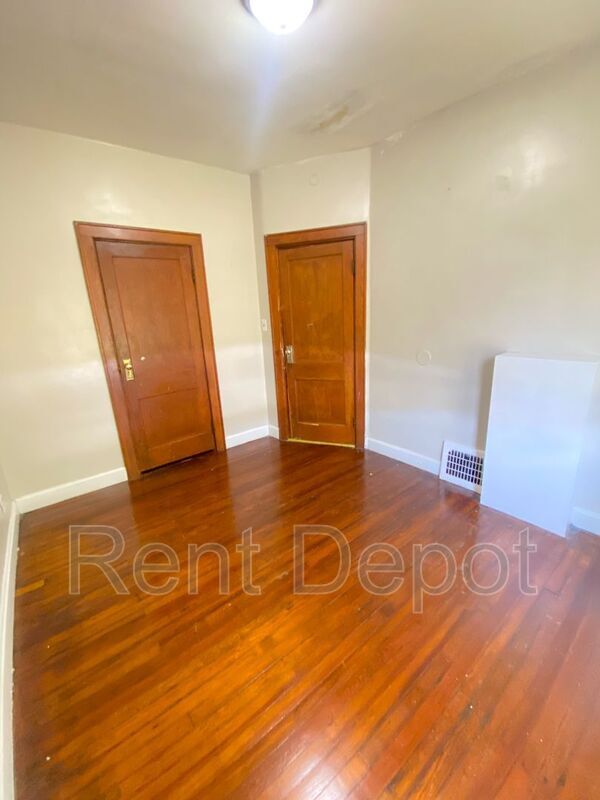 Building Photo - 416 E Riverside Dr