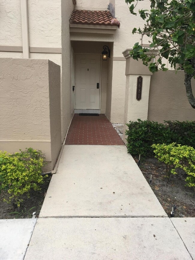 6683 Via Regina, Boca Raton, FL 33433 Condo for Rent in Boca Raton