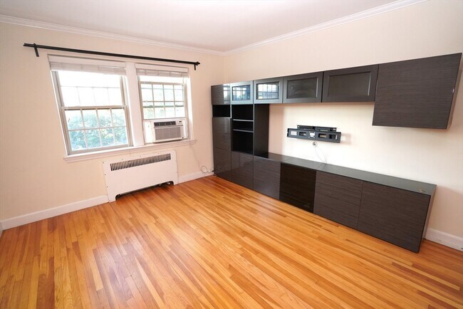 Building Photo - 1492 Beacon St