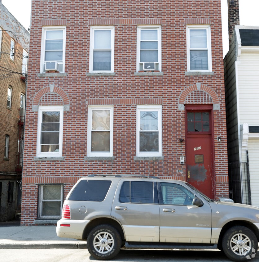 Building Photo - 712 E 216th