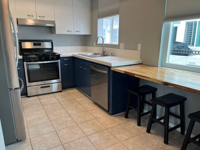 Foto del edificio - 2Bed/2.5Bath Condo Near Downtown Oceanside...