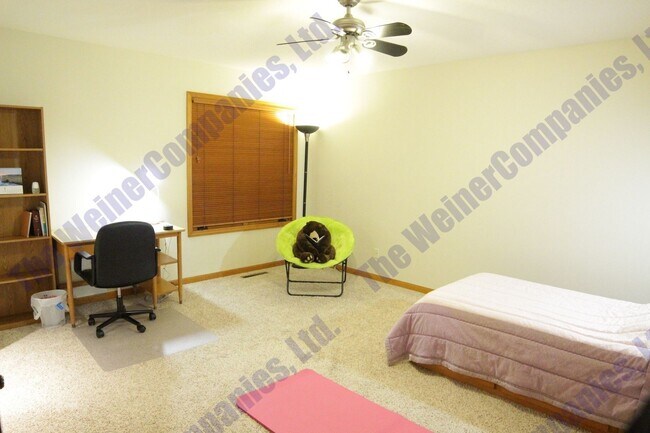 Foto del edificio - Now leasing for August!