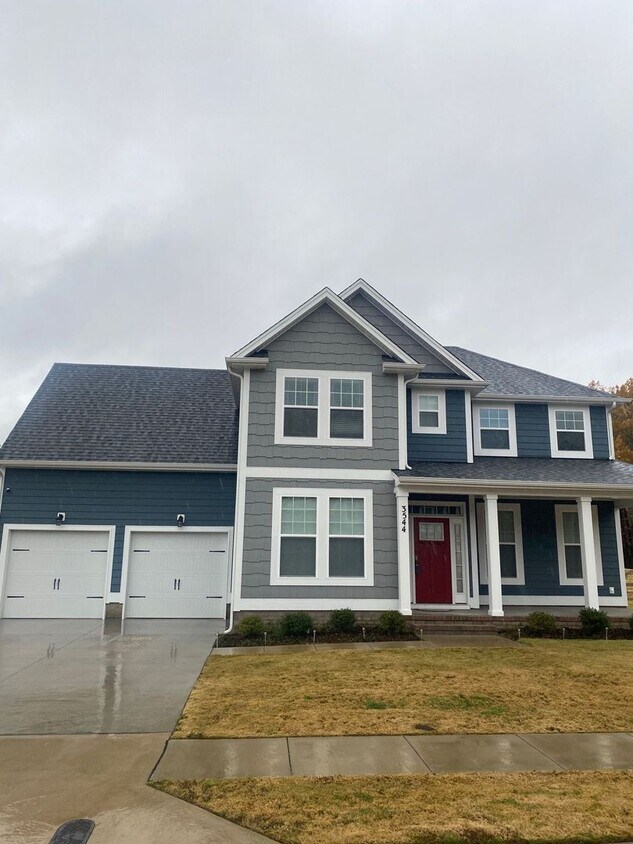 Primary Photo - Stunning 4-bedroom home located in the des...