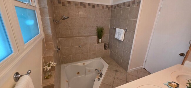 Foto del edificio - 2 bedroom 2 bath with Study den in Kailua!