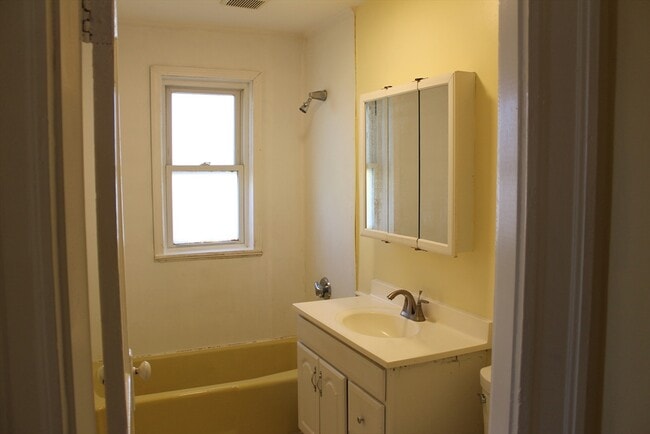 Foto del edificio - 242 Newbury Ave