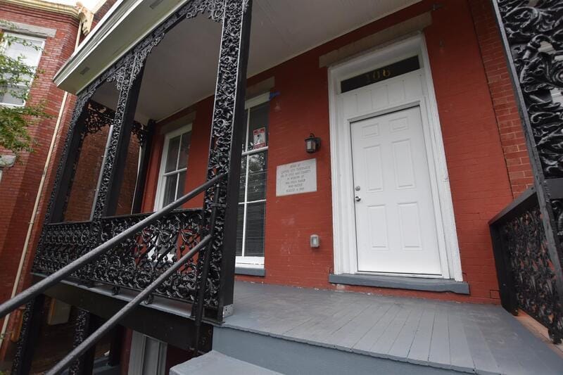 Primary Photo - 106 E Clay St
