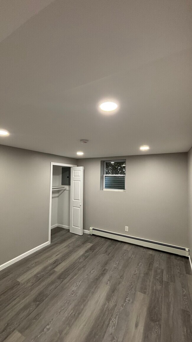 Dormitorio 1 de nueva construcción con armario privado. - 39 S 27th St